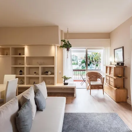 Flh Homey With Balcony Apartment
